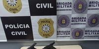 Armas e munição são apreendidas por três indivíduos e um menor de idade, na zona Sul de Porto Alegre.