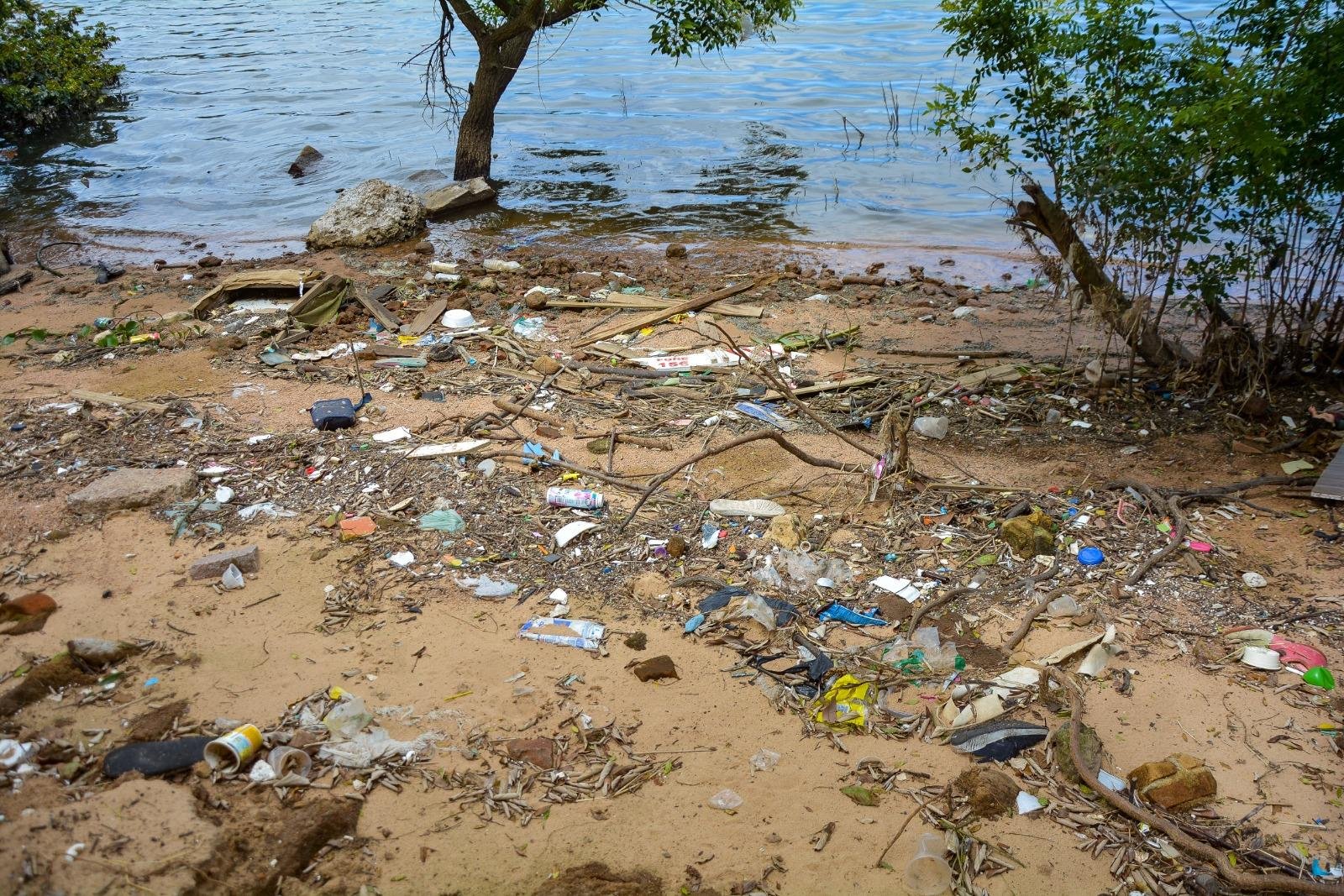Pl&aacute;sticos e at&eacute; um peda&ccedil;o de cavalete da Prefeitura estavam hoje pela manh&atilde; na orla do Gua&iacute;ba