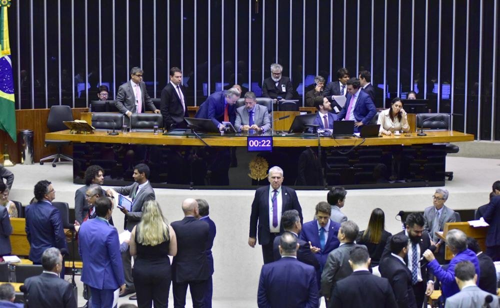 Sess&atilde;o h&iacute;brida que votou o projeto de taxa&ccedil;&atilde;o ocorreu na &uacute;ltima quarta-feira