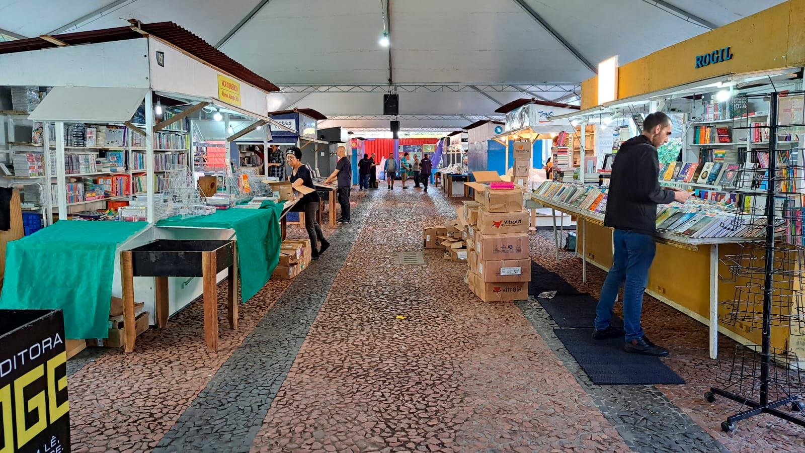 Nesta quinta-feira, os livreiros realizaram os &uacute;ltimos preparativos para a festa dos livros que tem in&iacute;cio nesta sexta-feira, na Pra&ccedil;a da Alf&acirc;ndega