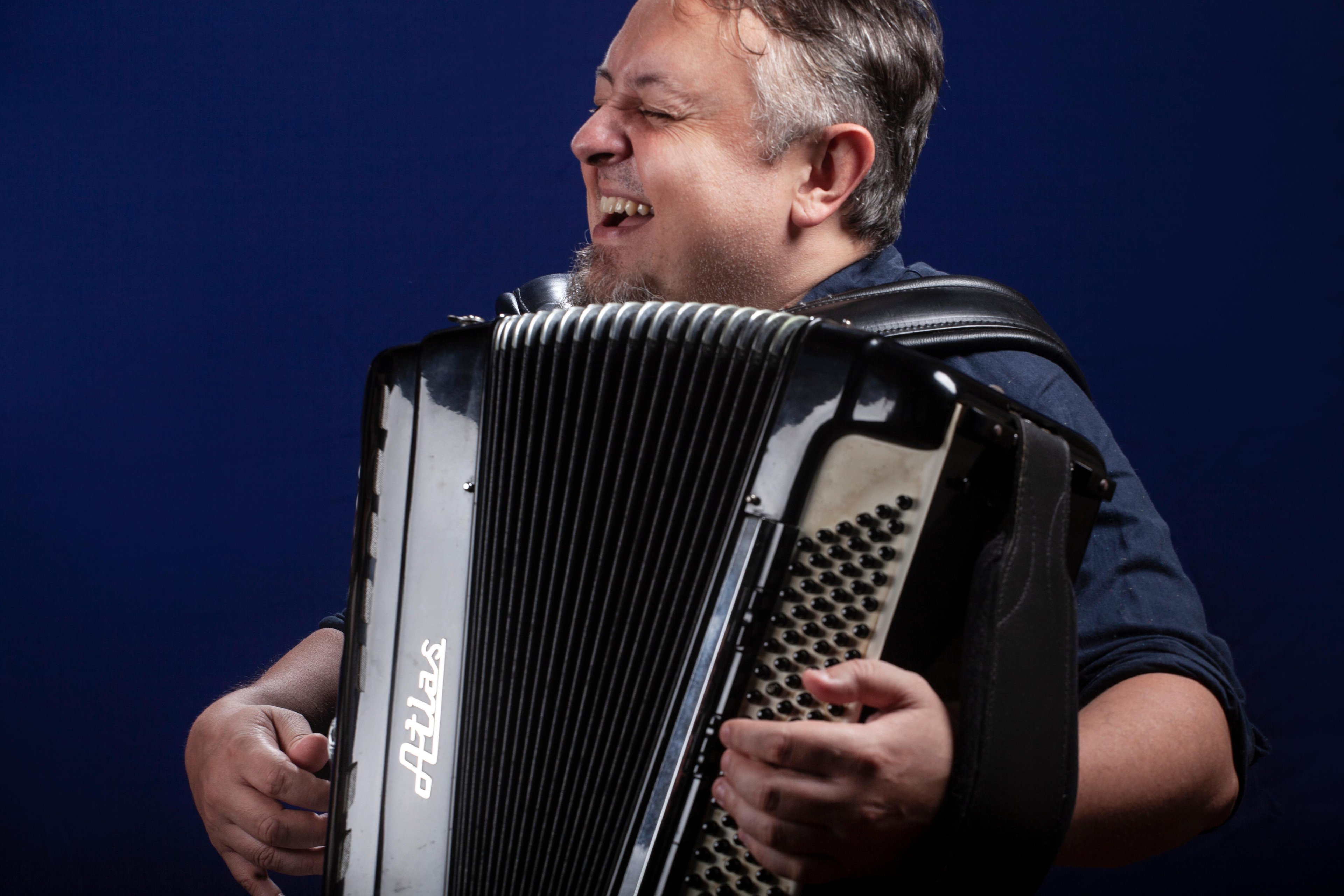 Beb&ecirc; Kramer se prepara h&aacute; dois anos para tocar 'Concerto para Acorde&atilde;o e Orquestra', composi&ccedil;&atilde;o in&eacute;dita de Vagner Cunha