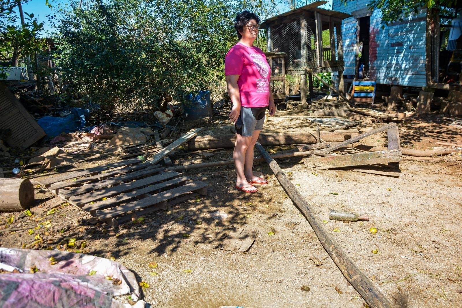Na Ilha da Pintada, resid&ecirc;ncia de Rosane Vasconcellos ainda tem muitos entulhos no p&aacute;tio