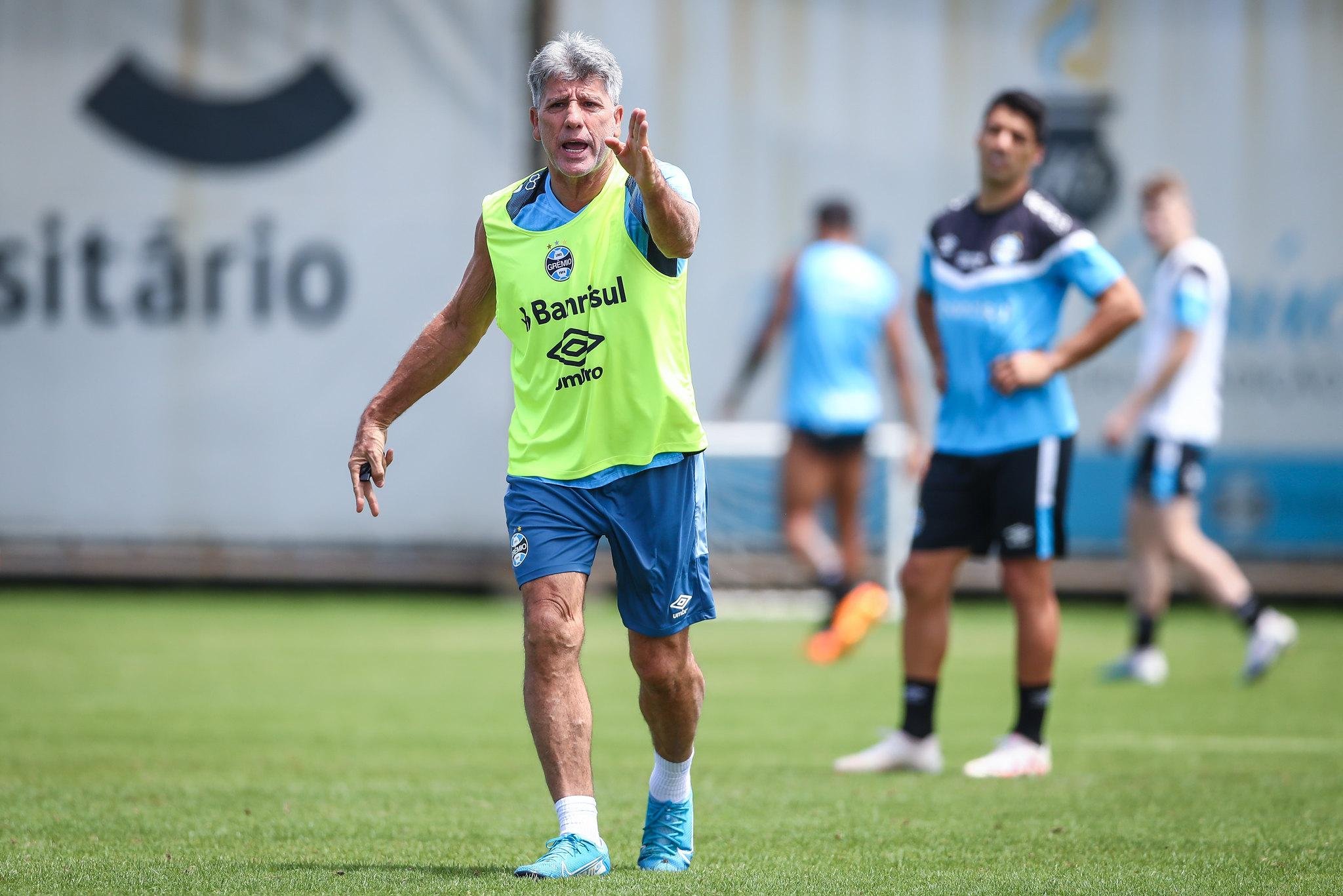 Renato dever&aacute; desfazer o esquema com tr&ecirc;s zagueiros