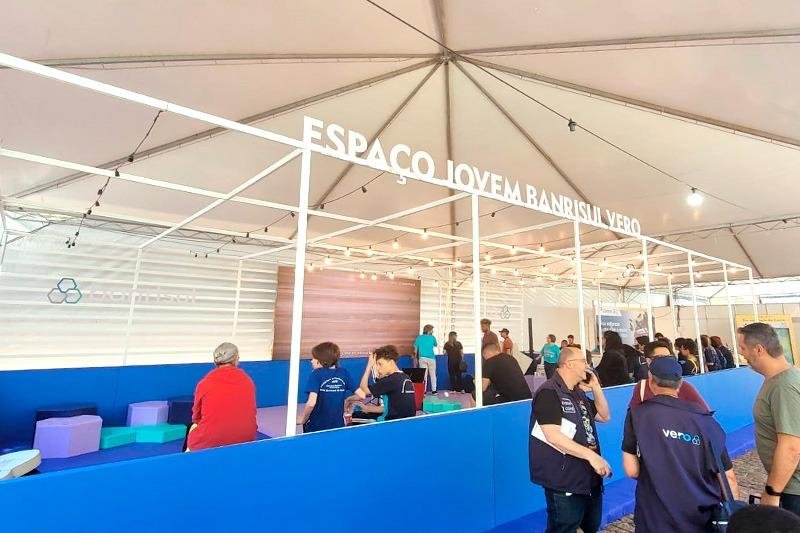 Espa&ccedil;o Jovem Banrisul Vero est&aacute; localizado defronte &agrave; Pra&ccedil;a de Aut&oacute;grafos