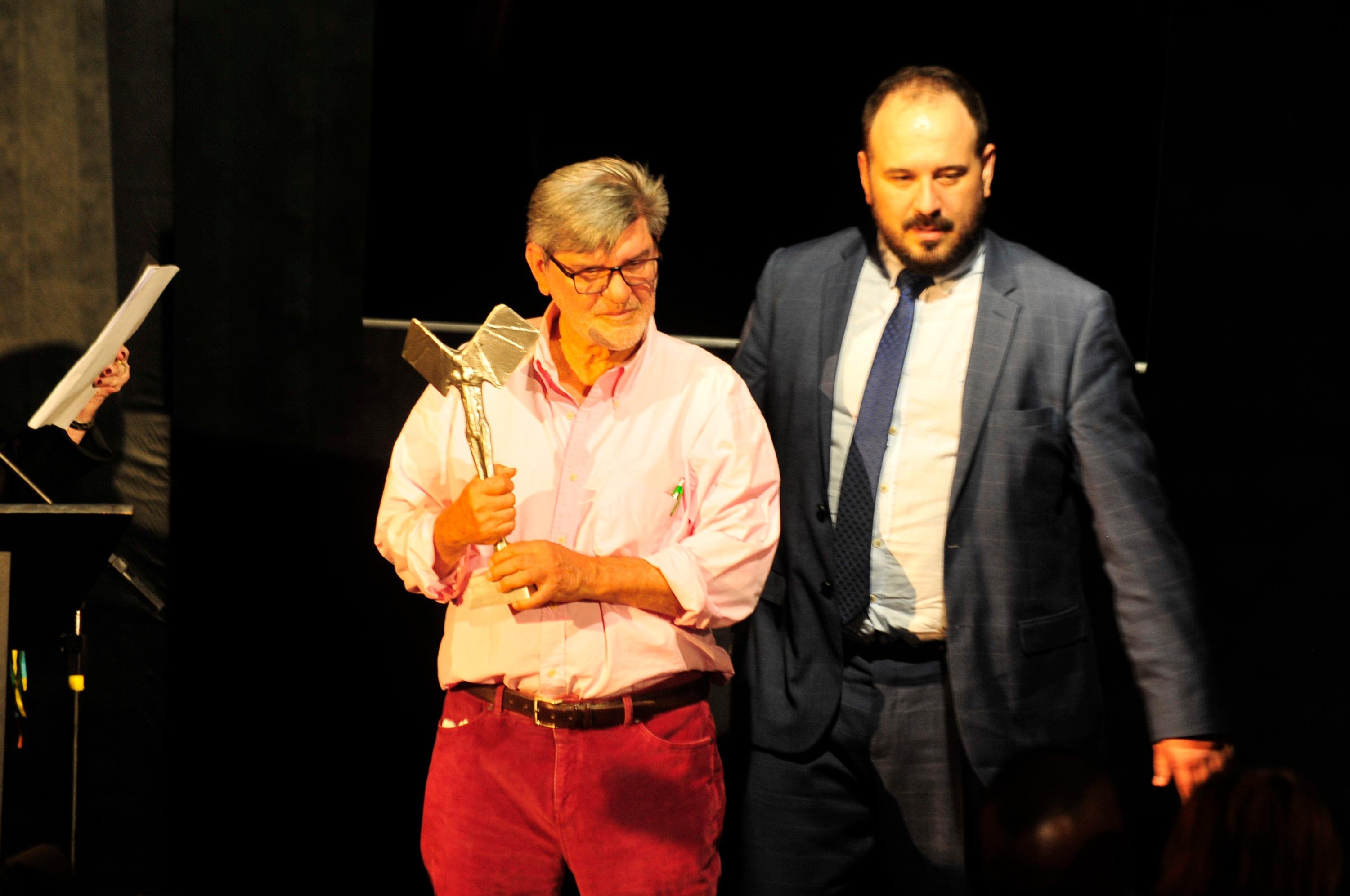 Tabajara Ruas recebeu do presidente da C&acirc;mara Rio-Grandense do Livro, Max Ledur, o trof&eacute;u de patrono