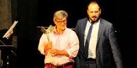 Tabajara Ruas recebeu do presidente da Câmara Rio-Grandense do Livro, Max Ledur, o troféu de patrono