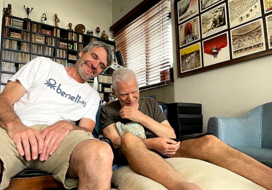 O ic&ocirc;nico cartunista Angeli apareceu em uma foto publicada por seu amigo, Ad&atilde;o Iturrusgai