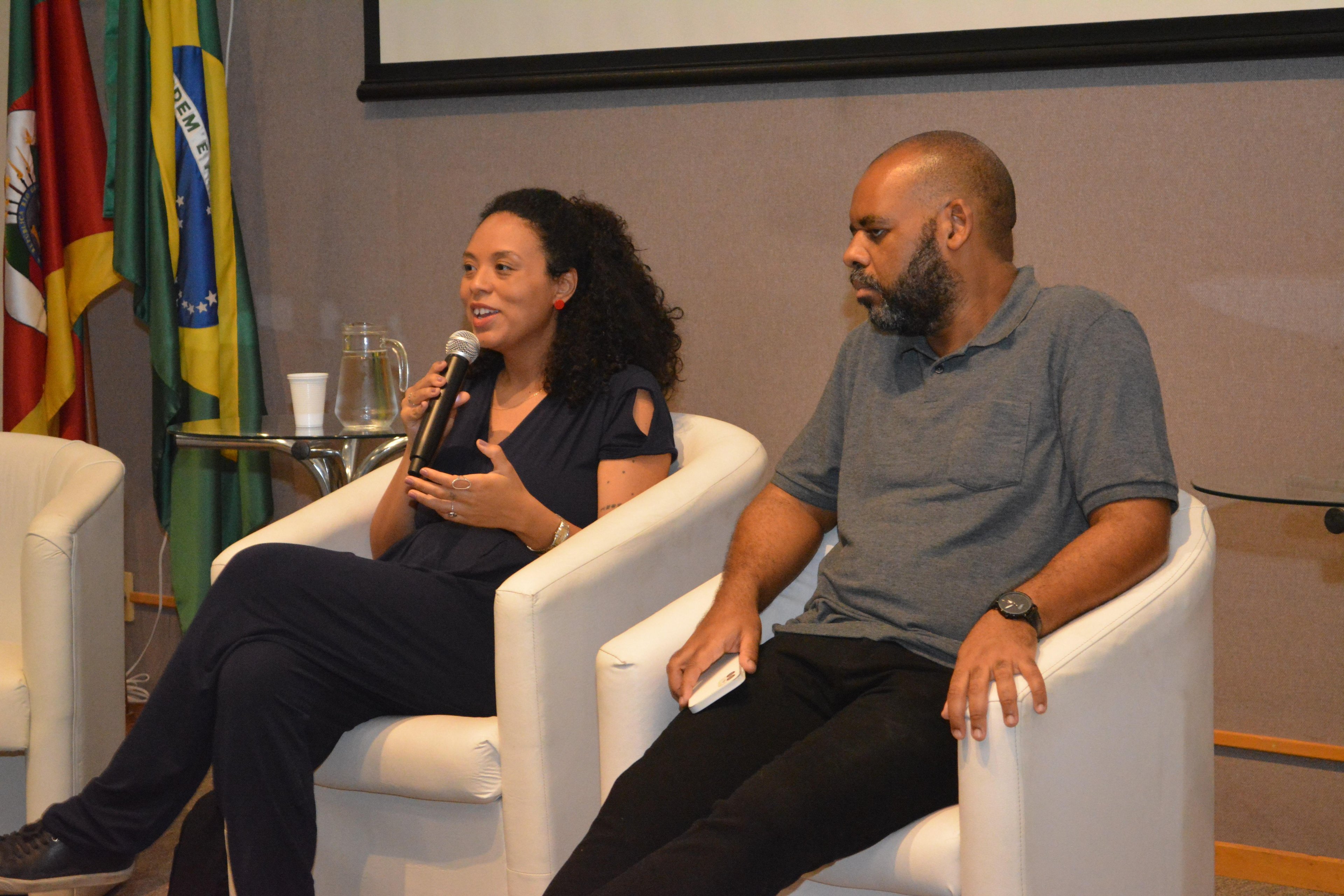 Fernanda Bastos e Luiz Maur&iacute;cio Azevedo na mesa &ldquo;Literatura Negra: tradi&ccedil;&atilde;o e influ&ecirc;ncia&rdquo;