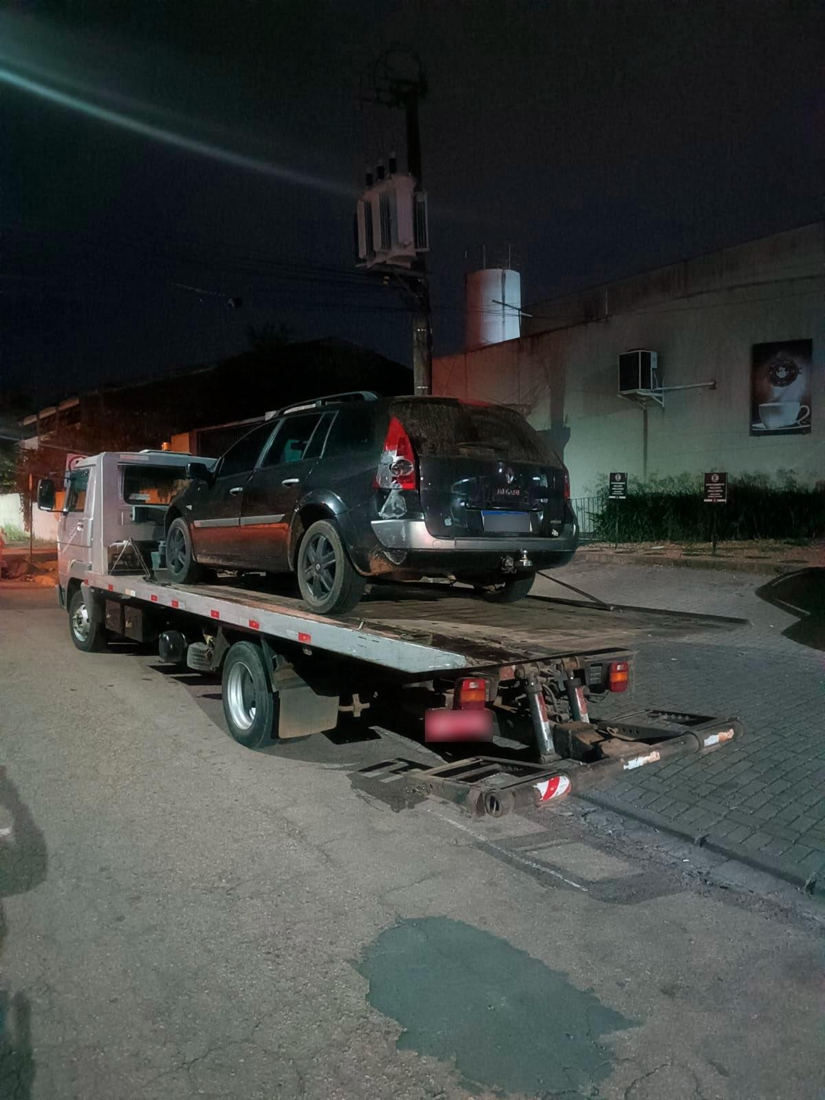 O ve&iacute;culo Renault Megane que constava como roubado foi apreendido durante a abordagem