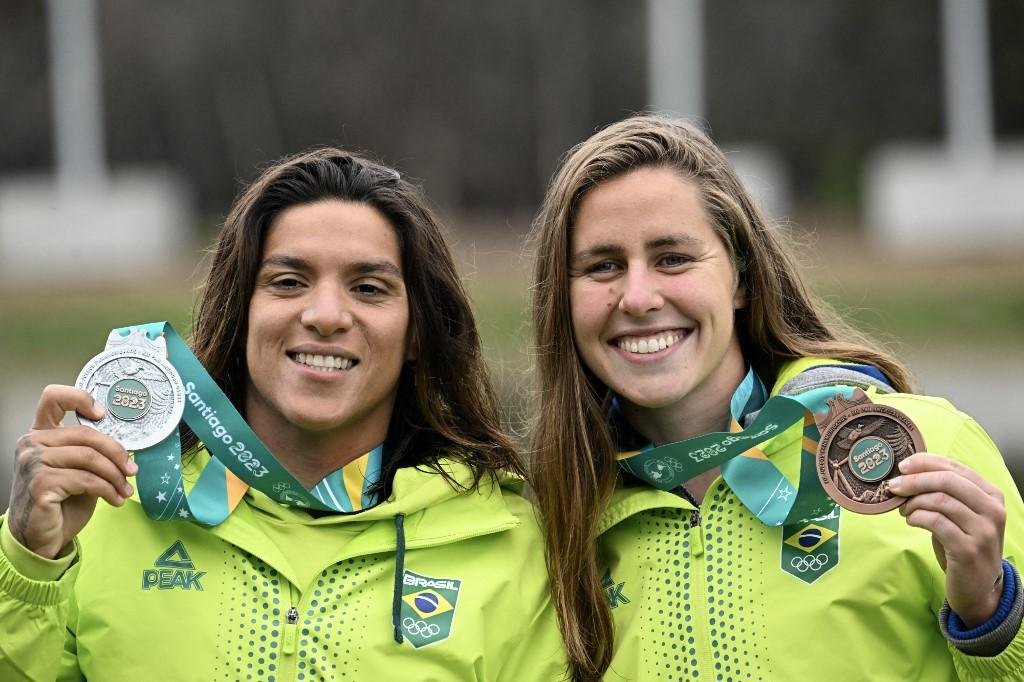 A brasileira Ana Marcela Cunha (E) e a brasileira Viviane Jungblut comemoram as medalhas de prata e bronze na final da maratona feminina de nata&ccedil;&atilde;o em &aacute;guas abertas de 10 km dos Jogos Pan-Americanos Santiago 2023