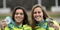 A brasileira Ana Marcela Cunha (E) e a brasileira Viviane Jungblut comemoram as medalhas de prata e bronze na final da maratona feminina de natação em águas abertas de 10 km dos Jogos Pan-Americanos Santiago 2023