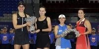 A brasileira Beatriz Haddad Maia (E) e a russa Veronika Kudermetova posam com o troféu de vencedora após vencer a final de duplas femininas contra a japonesa Miyu Kato (2ª D) e a indonésia Aldila Sutjiadi (R) no torneio de tênis Zhuhai Elite Trophy.