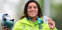 A brasileira Ana Marcela Cunha comemora a medalha de prata na final da maratona feminina de natação em águas abertas de 10 km dos Jogos Pan-Americanos Santiago 2023