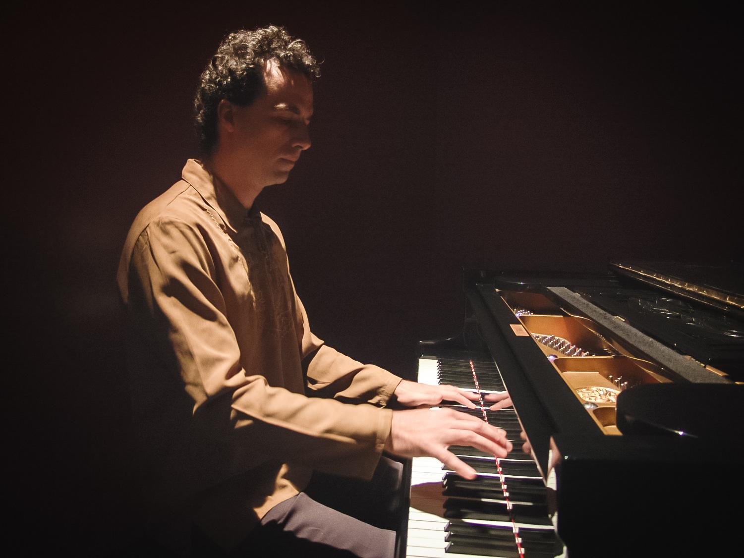 Compositor e pianista Dimitri Cervo tamb&eacute;m &eacute; professor do Instituto de Artes da Ufrgs