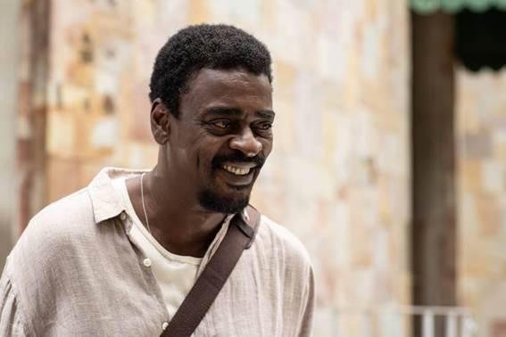 Seu Jorge faz o papel de um guia no seriado