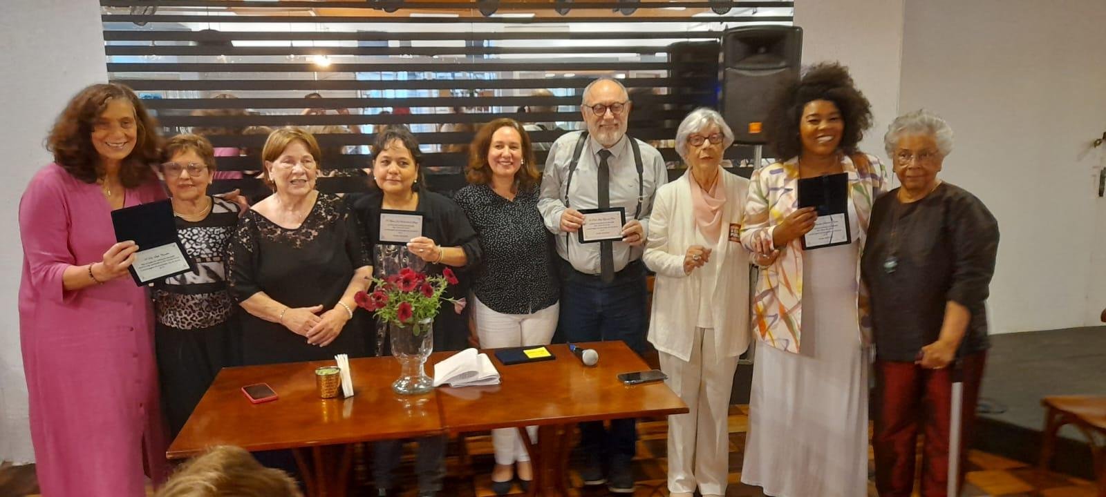 Com placas de honra: Sofia, Maria Jos&eacute;, Pedro Ruas e Jaqueline. E para Maria do Ros&aacute;rio