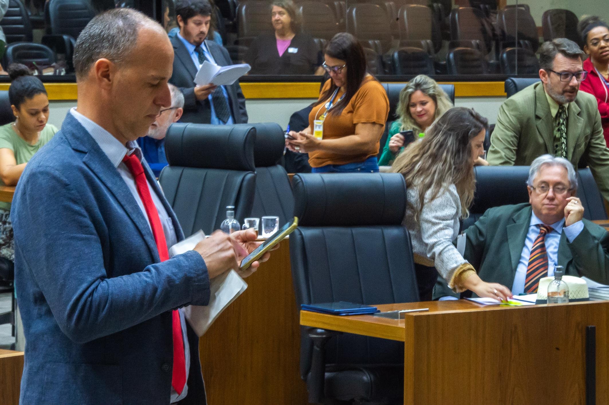 Sgarbossa e Adeli Sell (sentado, &agrave; direita) em sess&atilde;o da C&acirc;mara dos Vereadores
