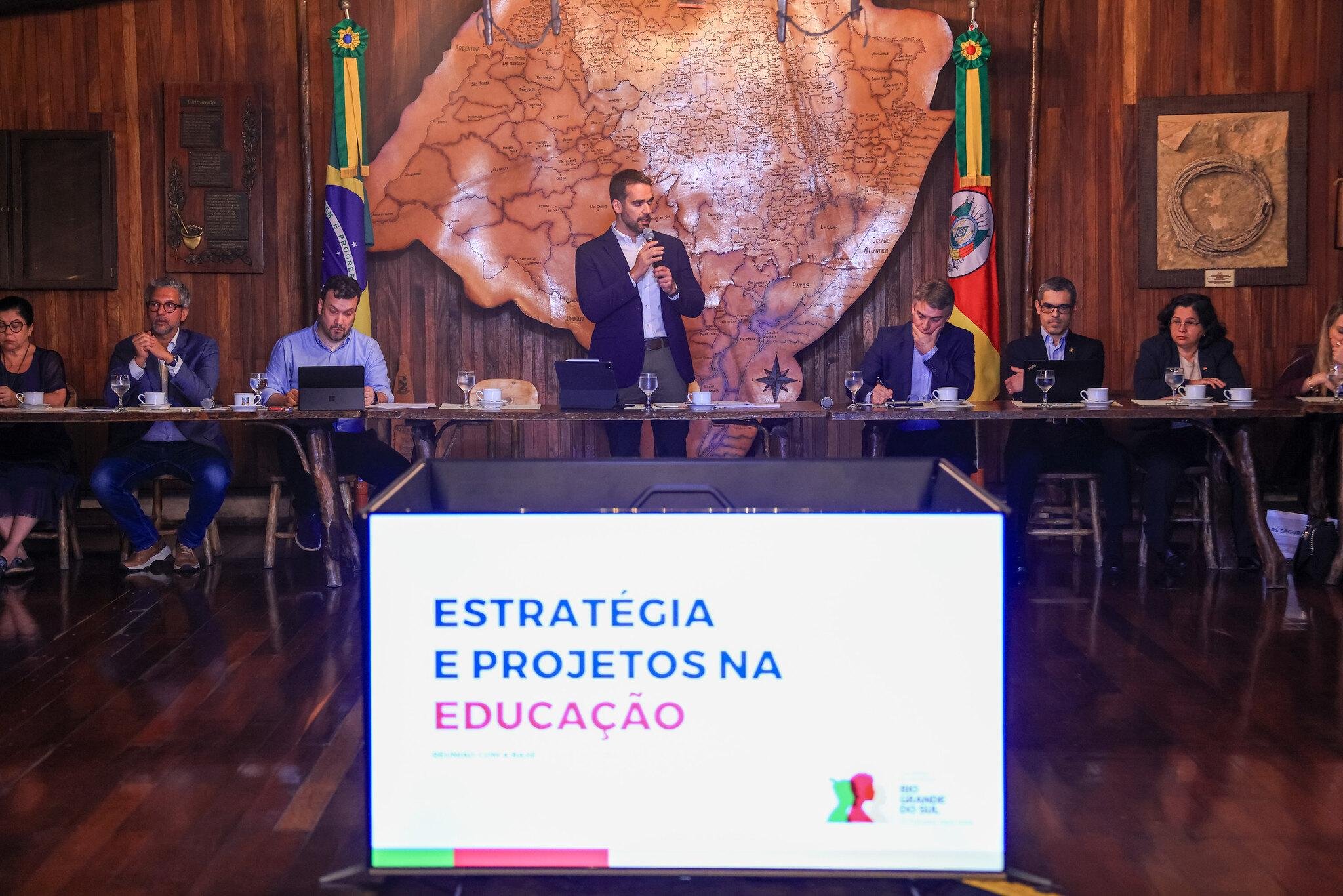 Governador Eduardo Leite durante encontro com a base aliada