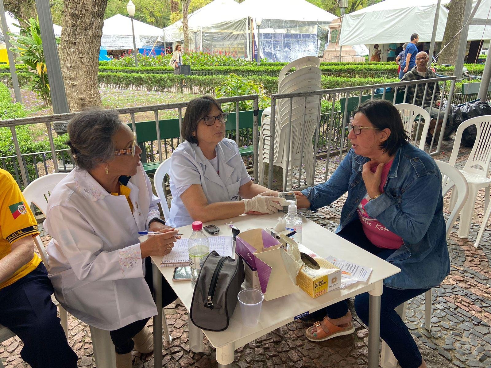 A Esta&ccedil;&atilde;o da Acessibilidade oferece int&eacute;rpretes de Libras, empr&eacute;stimo de cadeiras de rodas e acompanhantes para pessoas com defici&ecirc;ncia visual; nesta edi&ccedil;&atilde;o da Feira, volunt&aacute;rios da organiza&ccedil;&atilde;o est&atilde;o aferindo a press&atilde;o, medindo glicose e dando dicas de sa&uacute;de para o p&uacute;blico