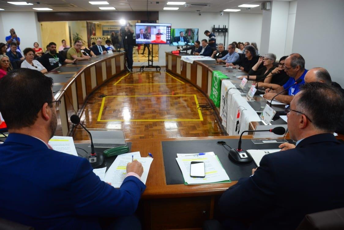 No final da audi&ecirc;ncia p&uacute;blica, o deputado Valdeci Oliveira prop&ocirc;s a cria&ccedil;&atilde;o de um grupo de trabalho para que a quest&otilde;es sobre o piso da enfermagem continuem sendo debatidas