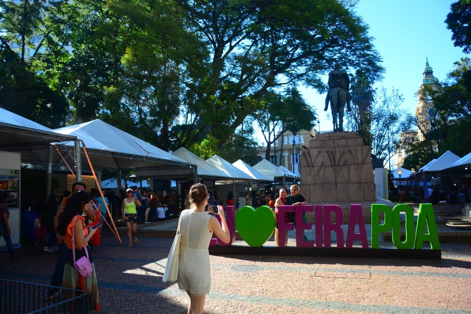 A Feira do Livro funciona das 10h &agrave;s 20h na Pra&ccedil;a da Alf&acirc;ndega at&eacute; 15 de novembro