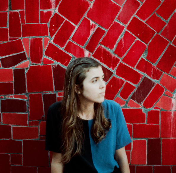 Dom La Nena &eacute; compositora, violoncelista e cantora, atuante na cena musical francesa h&aacute; mais de 10 anos