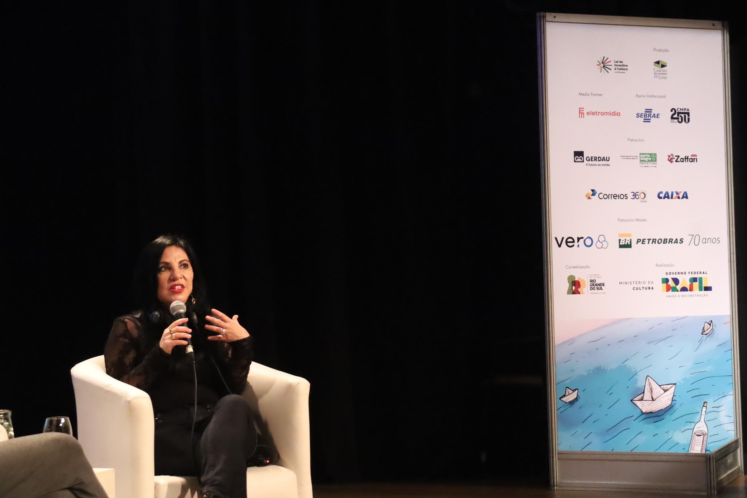 Autora boliviana Giovanna Rivero em bate-papo no Audit&oacute;rio Barbosa Lessa, na tarde desta quarta-feira