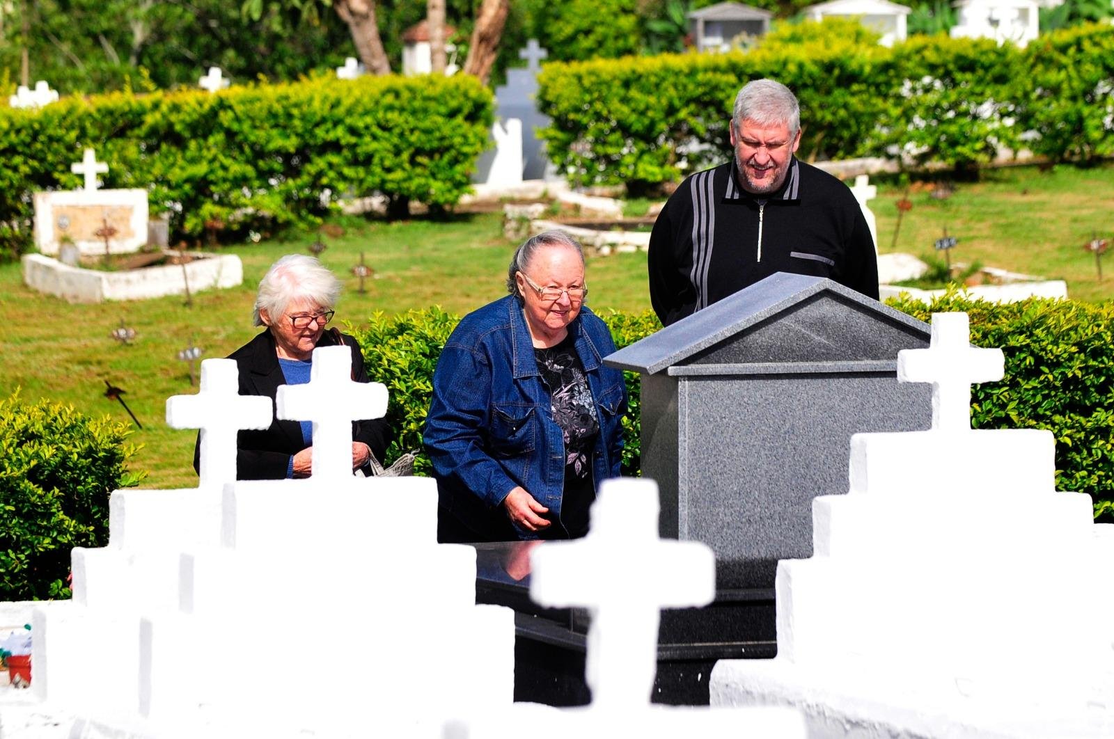 Fam&iacute;lias visitaram os locais para prestar homenagens aos entes queridos