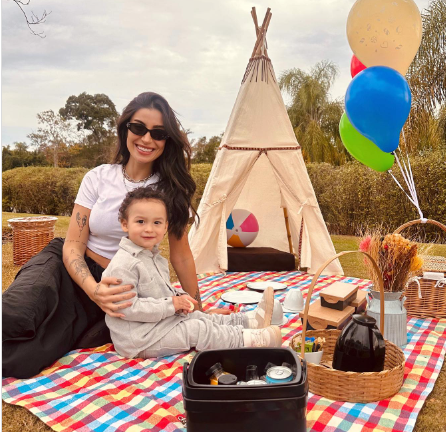 Bianca Andrade e seu filho, Cris, de 2 anos, sofreram um acidente de carro na Rodovia Presidente Dutra na madrugada desta quinta-feira