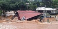 Residência despencou pela força da água em Barra do Rio Azul nesta sexta
