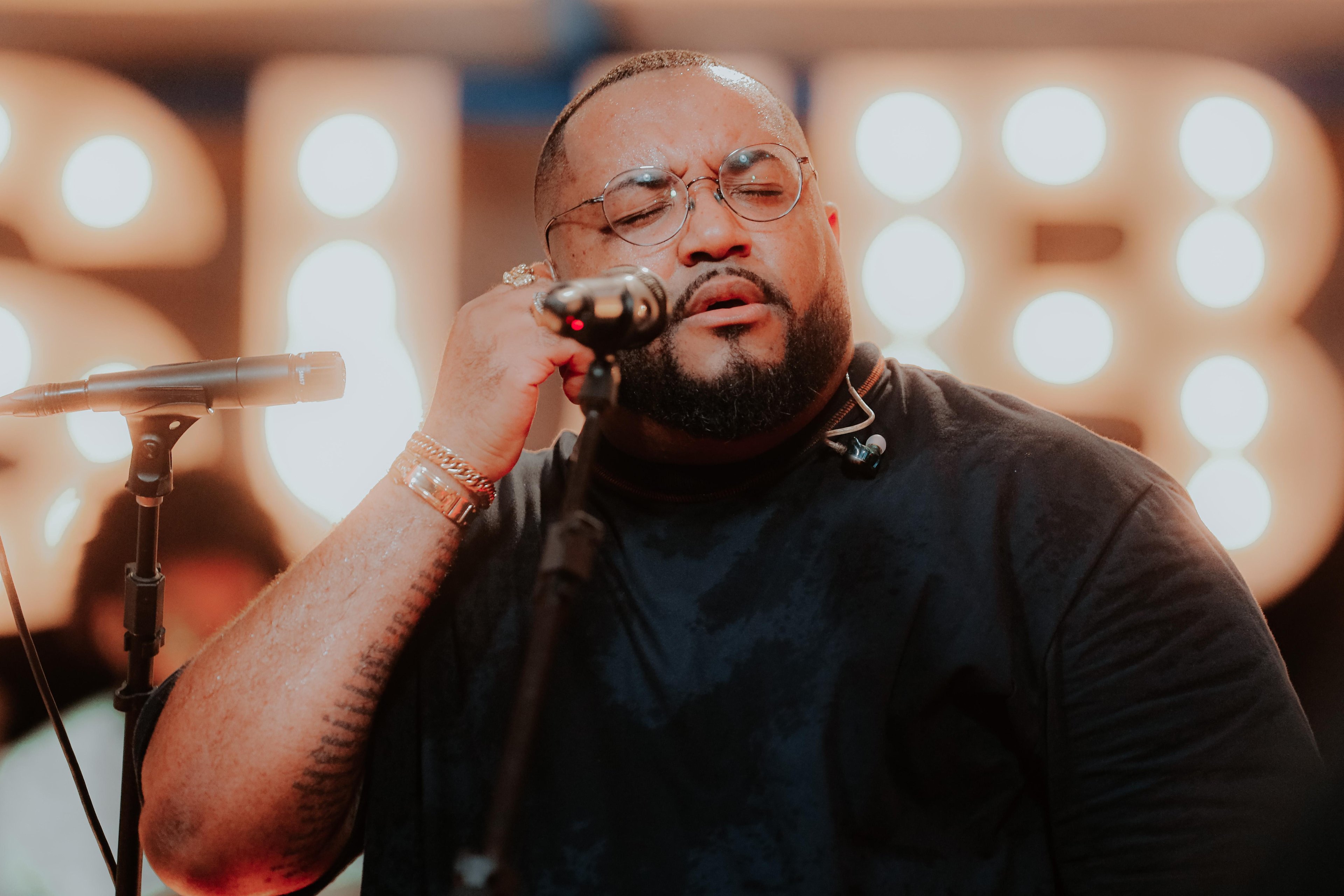 O cantor e compositor Tiee lan&ccedil;a nesta sexta-feira, dia 3, em todas as plataformas digitais, o novo single &ldquo;Cachorrinho&rdquo;