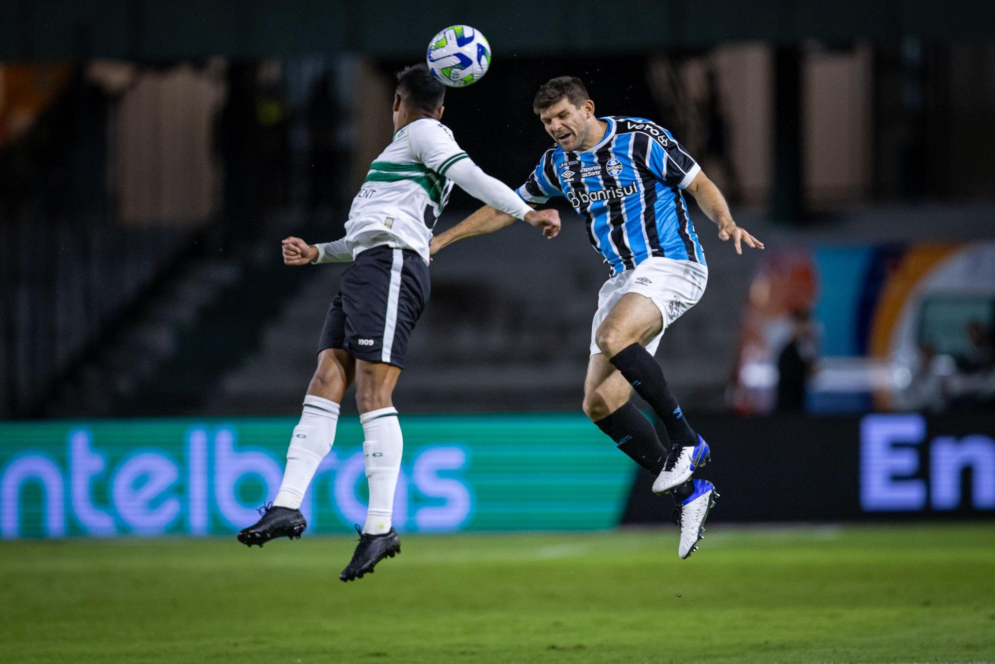 Kannemann foi titular na vit&oacute;ria sobre o Coritiba por 2 a 1