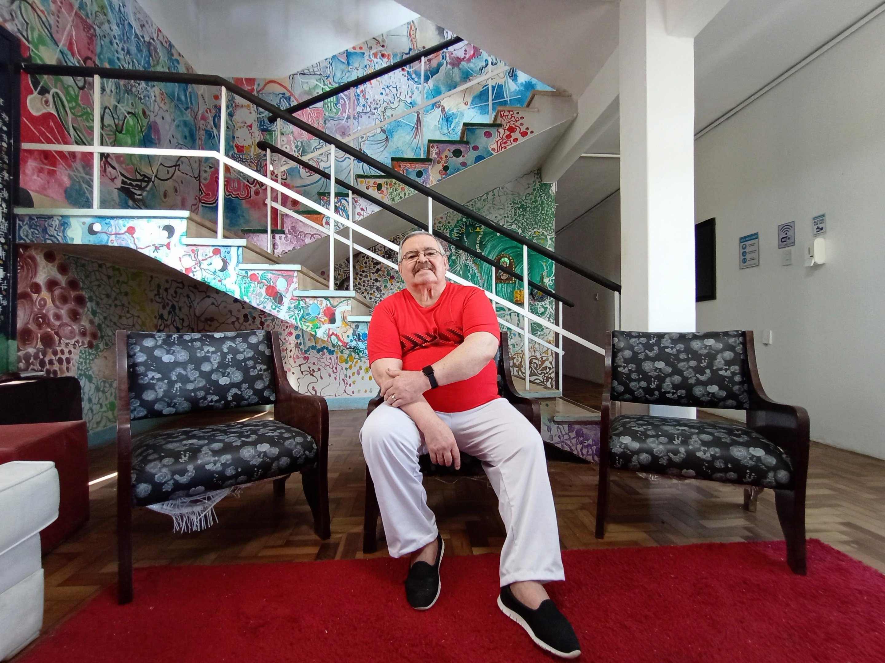 A obra re&uacute;ne textos de radioteatro escritos pelo residente mais antigo da institui&ccedil;&atilde;o, Wilson Roberto Gomes
