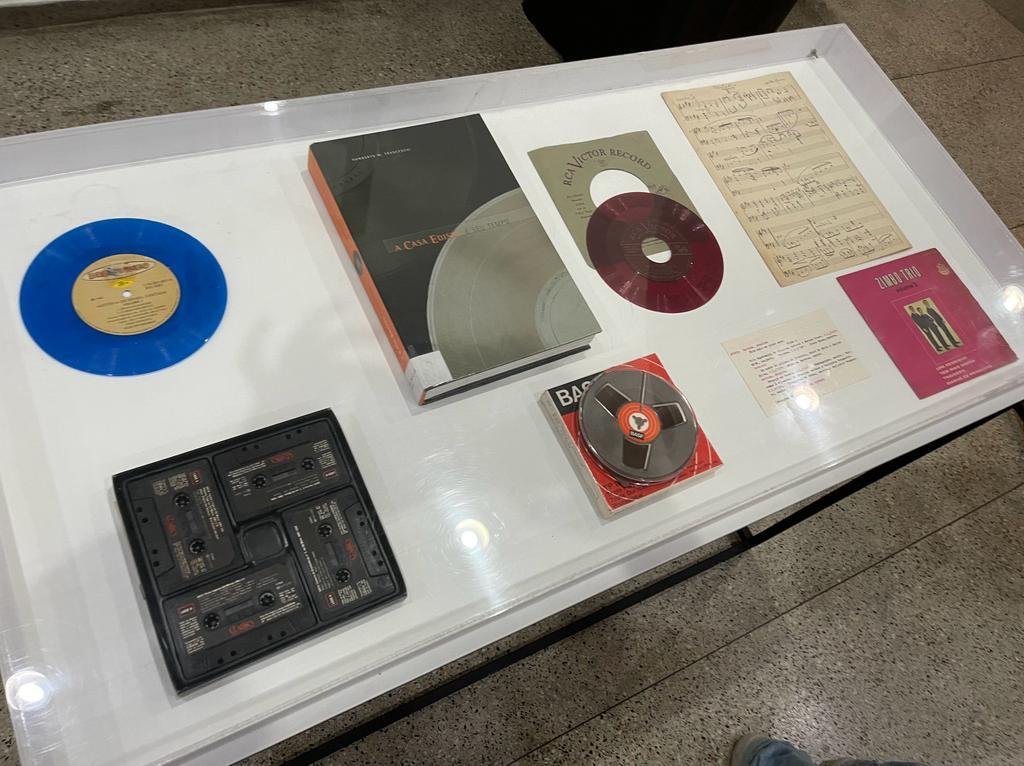 "Discoteca P&uacute;blica Natho Henn 68 anos" traz a hist&oacute;ria e oseu acervo do espa&ccedil;o, atrav&eacute;s de dois v&iacute;deos que apresentam a biografia de Natho Henn e da Discoteca, bem como sua estrutura f&iacute;sica, objetos e imagens