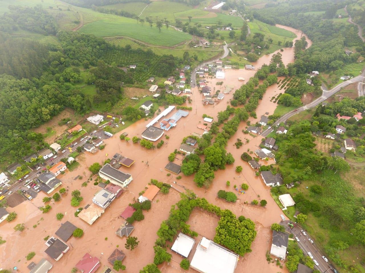 Imagens a&eacute;reas mostram a dimens&atilde;o da enchente em Barra do Rio Azul, no norte do RS
