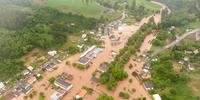 Imagens aéreas mostram a dimensão da enchente em Barra do Rio Azul, no norte do RS