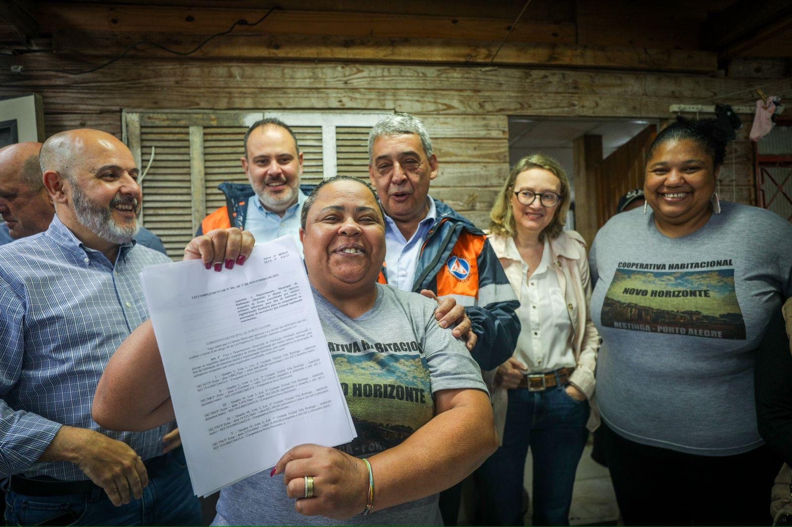 Melo (ao centro) entre o seu vice, Ricardo Gomes, e a deputada federal Maria do Ros&aacute;rio