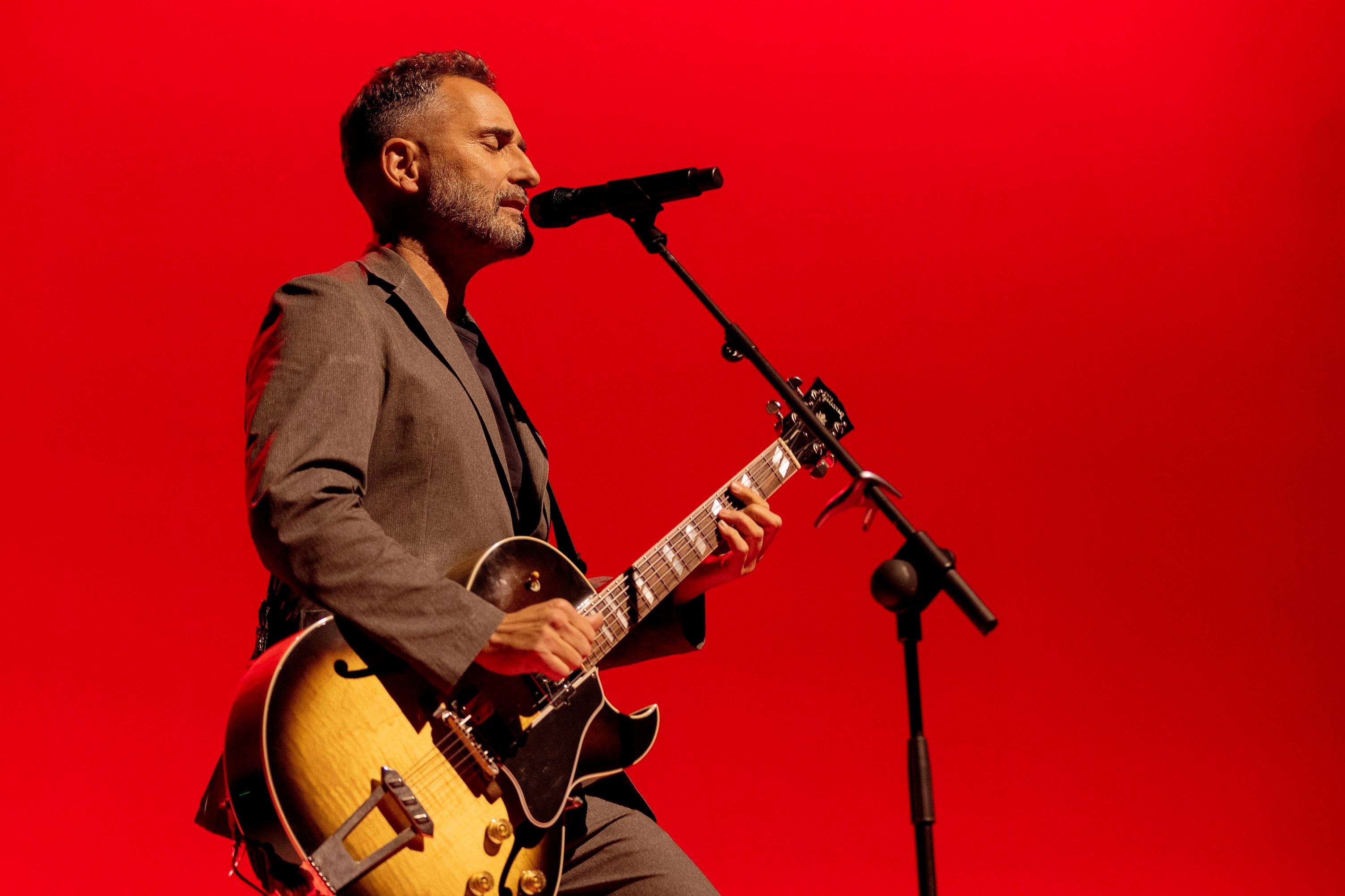 Jorge Drexler: "&Eacute; outro tipo de rela&ccedil;&atilde;o com o p&uacute;blico, outro tipo de show, outro tipo edi&ccedil;&atilde;o de som. Ent&atilde;o eu, como n&atilde;o gosto de repetir shows, quando volto para a cidade, a gente muda"