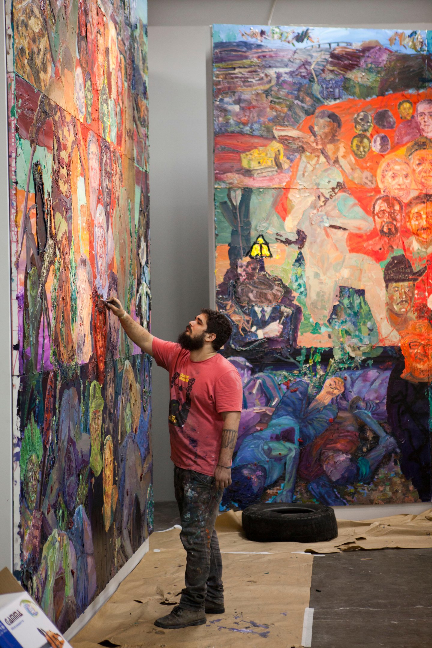 Thiago Martins de&nbsp;Melo trabalha na instala&ccedil;&atilde;o de sua obra