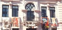 Obras da I Bienal latino-Americana de Pintura e Tapeçaria – Panche Be expostas nas sacadas dos prédio na Av. Brasil em Passo Fundo, de em 1998
