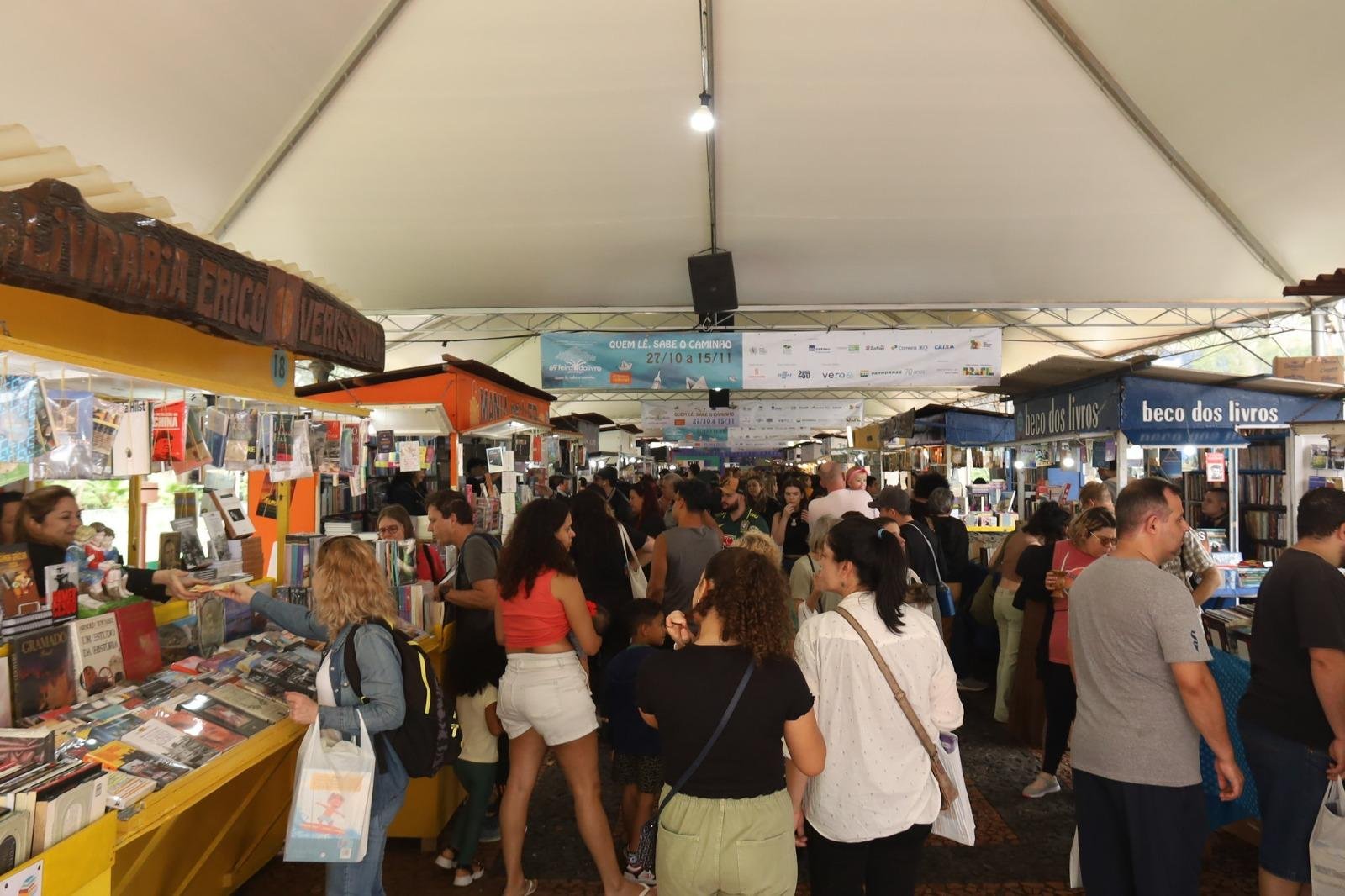 Movimento de p&uacute;blico foi intenso na noite desta sexta-feira na Feira do Livro