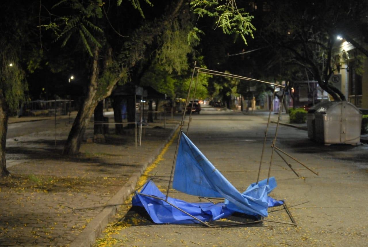 Algumas barracas chagaram a ficar no meio da rua, ao lado do Col&eacute;gio Militar.