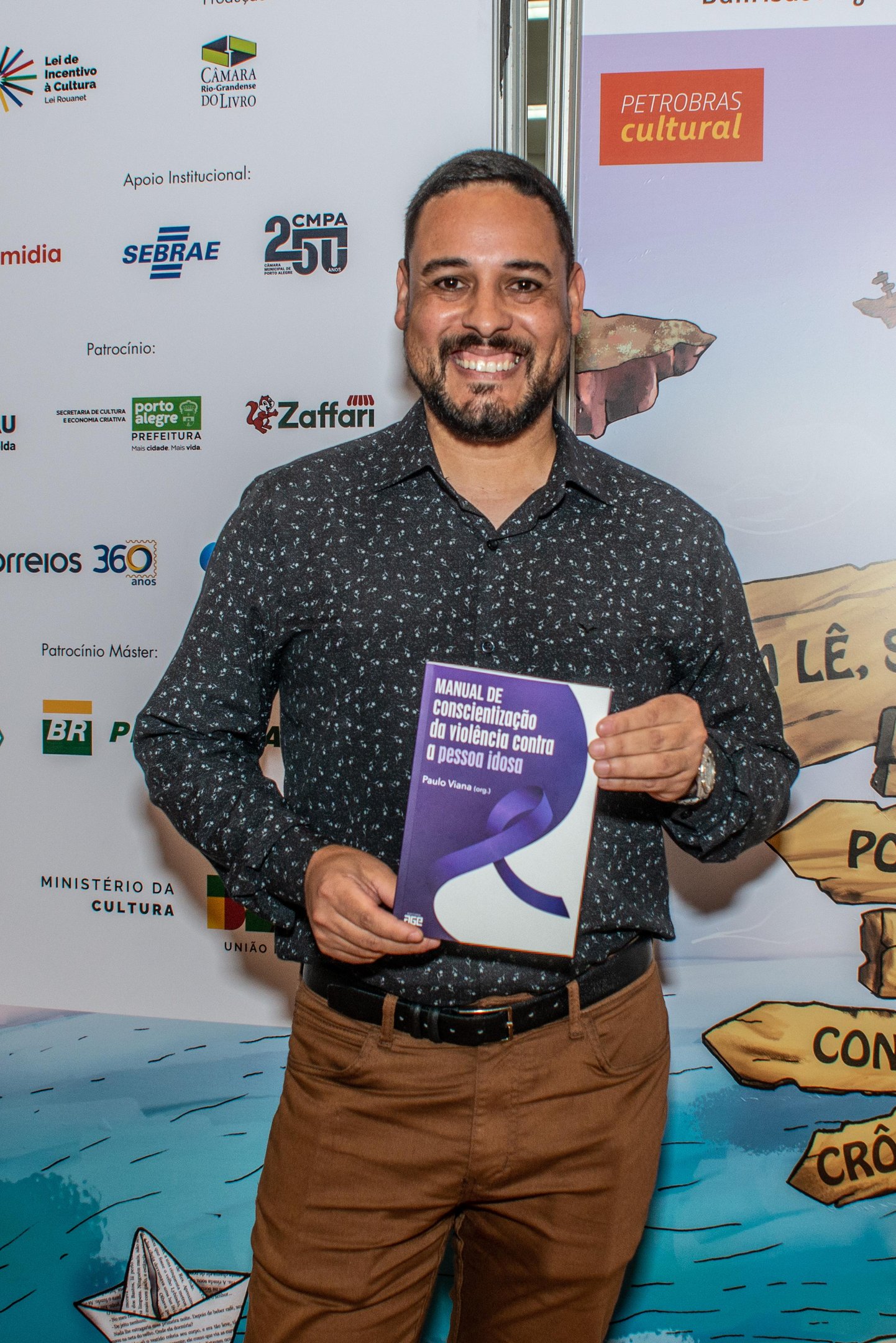 Paulo Viana &eacute; o organizador da obra que ser&aacute; lan&ccedil;ada na tarde deste s&aacute;bado no Memorial do RS