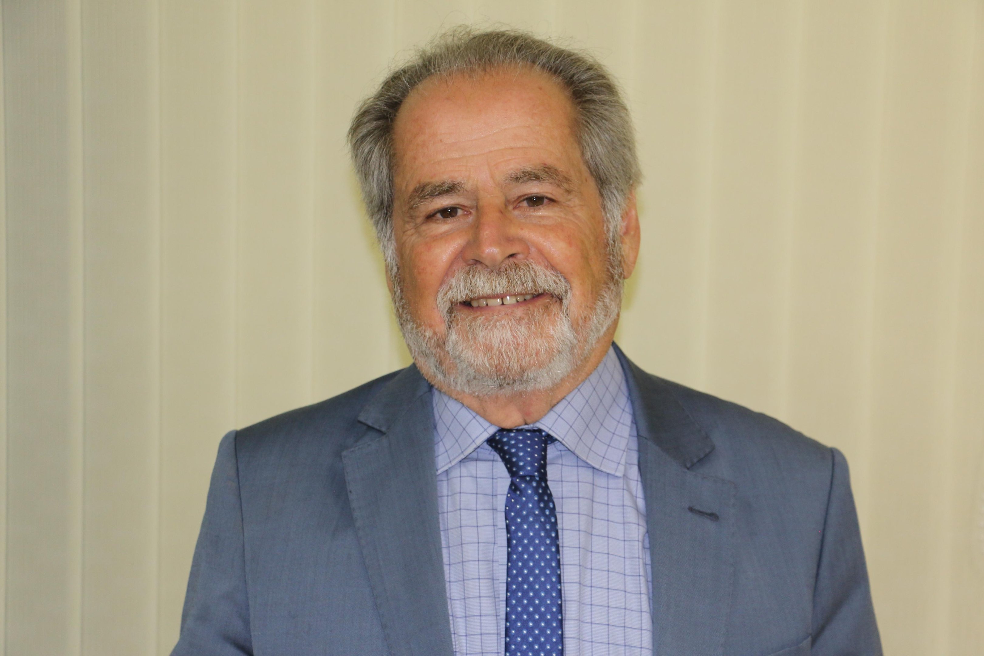 Alcy Cheuiche lan&ccedil;a novo livro e protagoniza debate sobre edi&ccedil;&atilde;o comemorativa de outra obra