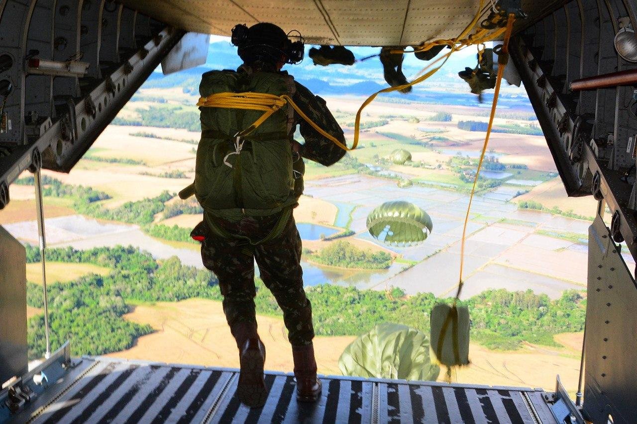 Adrenalina marcou salto de paraquedistas a partir de aeronave da For&ccedil;a A&eacute;rea Brasileira