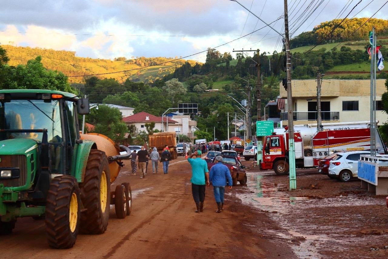 A comunidade est&aacute; dedicada a remover os escombros, res&iacute;duos e limpar o barro para reorganizar a cidade