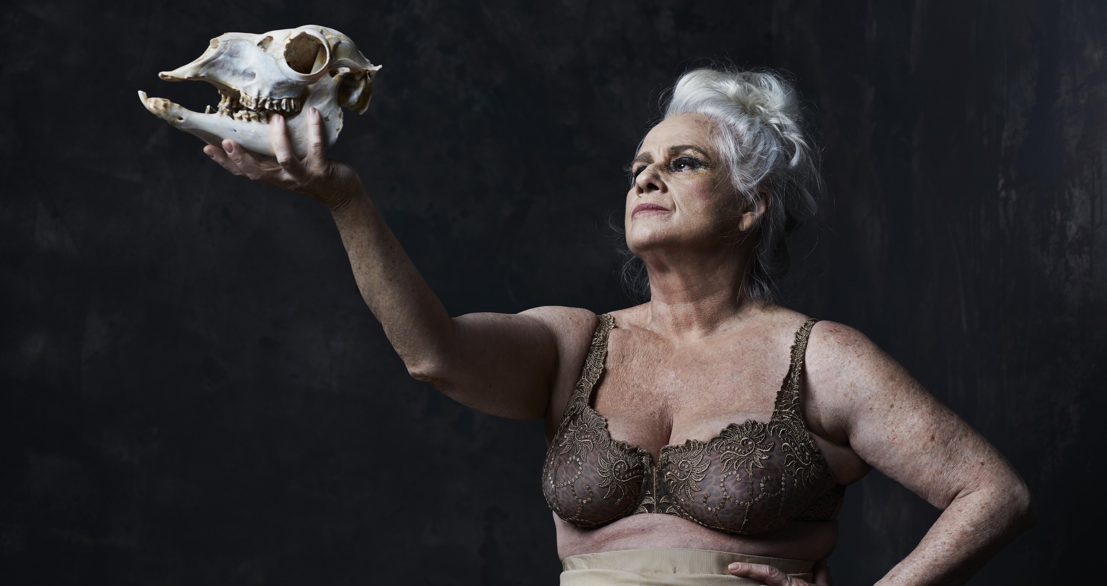 A premiada atriz Vera Holtz mostra toda a sua pot&ecirc;ncia e versatilidade no Theatro S&atilde;o Pedro