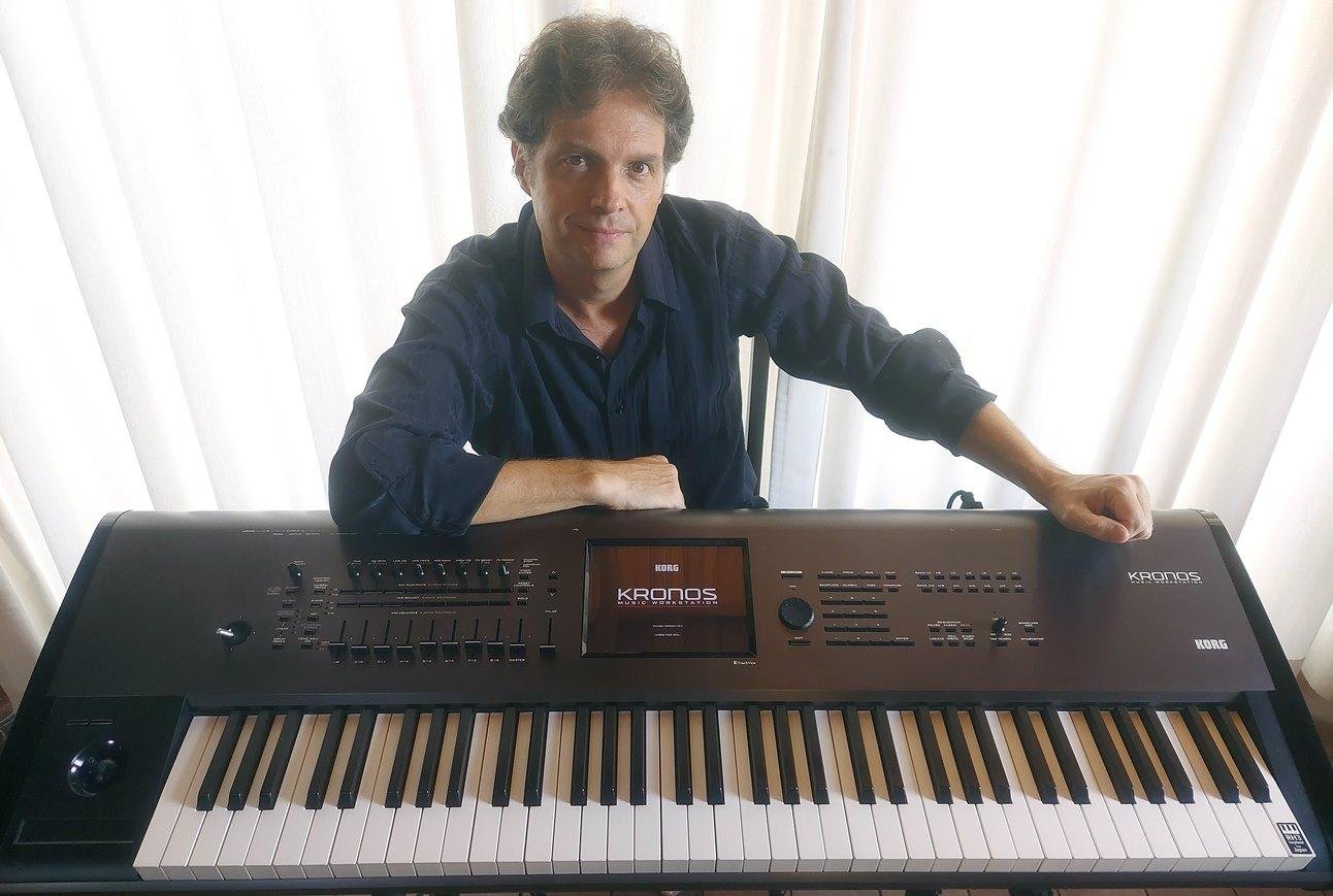 Eloy Fritsch possui 16 &aacute;lbuns autorais lan&ccedil;ados, onde toca teclado eletr&ocirc;nico e foi indicado quatro vezes ao Pr&ecirc;mio A&ccedil;orianos de M&uacute;sica de Porto Alegre na categoria melhor compositor