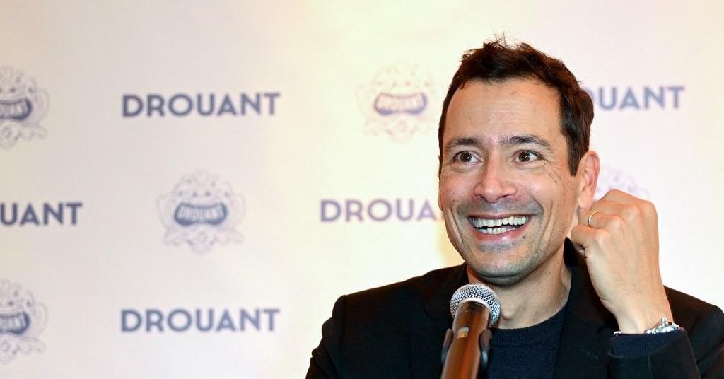 Jean-Baptiste Andrea narra em seu romance 'Veiller sur elle' a vida de um escultor e seu romance com uma mulher de um classe social privilegiada