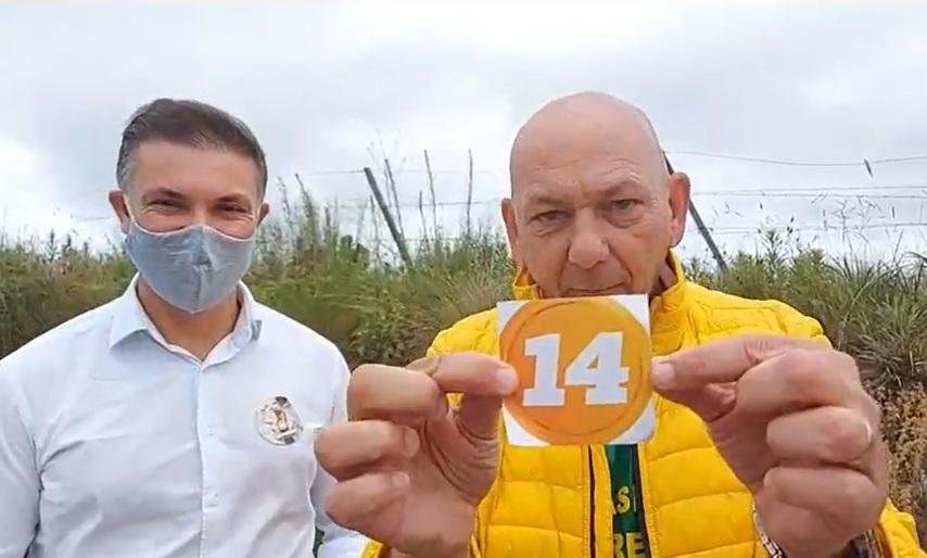 Divaldo em live na qual Hang pede voto e mostra n&uacute;mero do prefeito reeleito